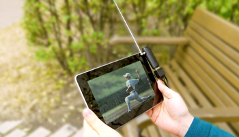 PIX-DT300を外出先で使っているイメージ