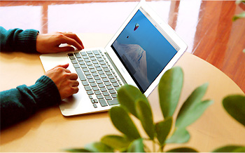 MacBookでテレビを見ているイメージ図
